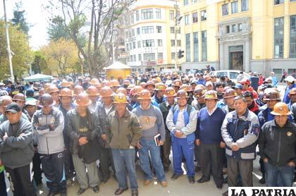Cooperativistas presenciaron la promulgación de la ley de alerta naranja en mina San José