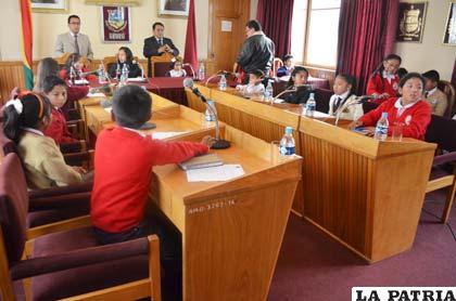 Los niños durante la sesión especial en el Concejo