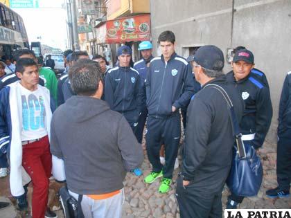 Se reunieron y acordaron viajar recién en la madrugada de hoy