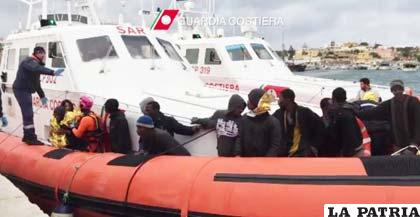 Inmigrantes fueron rescatados por la Guardia Costera italiana