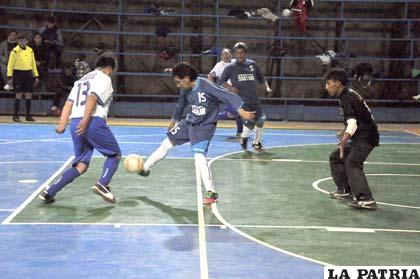 Gonzales intenta rematar ante la marca de Pinto