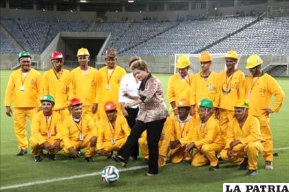 Rousseff, presidenta de Brasil, le pone freno a algunas falencias en el fútbol de ese país