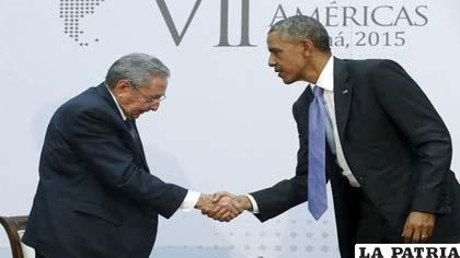 El presidente de Cuba, Raúl Castro estrecha la mano del presidente de EE.UU., Barack Obama