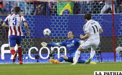 El centrocampista Bale dispara a puerta ante el portero del Atlético de Madrid