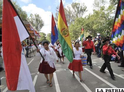 Desfile cívico en Tarija en conmemoración a su 198 aniversario