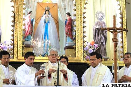 El Cardenal Julio Terrazas presidiendo una celebración eucarística