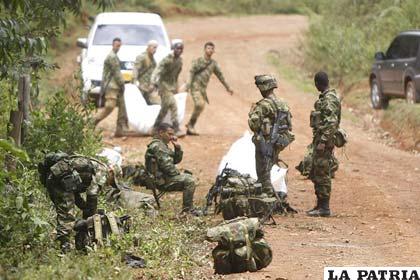 Miembros del Ejército colombiano transportan los cuerpos de los soldados abatidos por las FARC
