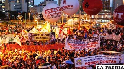 Trabajadores brasileños marchan contra ley de tercerización defendida por las patronales