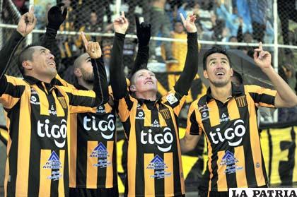 Festejo de los jugadores “atigrados” por el triunfo ante Emelec