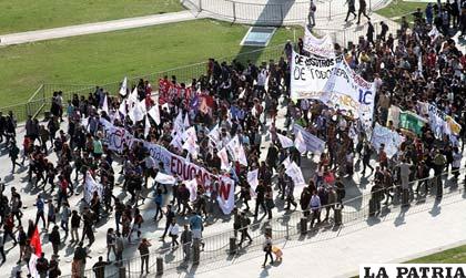 Estudiantes marchan durante una protesta exigiendo educación gratuita en Chile