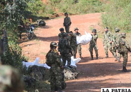 Levantamiento de los cadáveres de militares muertos en atentado de las FARC