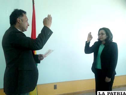 El decano de Derecho, toma el juramento a la directora del consultorio jurídico
