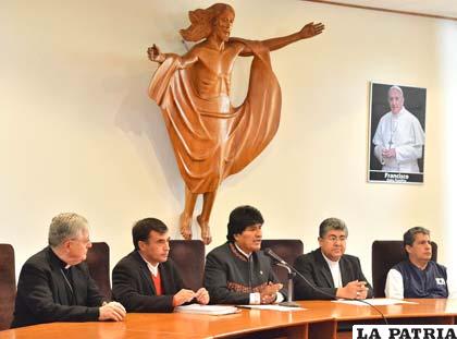 Obispos y el Presidente Evo Morales oficializan llegada del santo padre a 
Bolivia