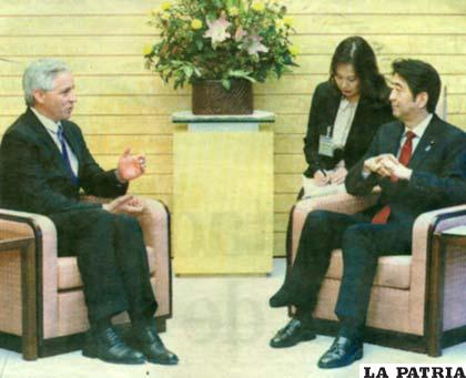 El Vicepresidente de Bolivia, durante su reunión con el primer ministro de Japón, Shinzo Abe, considerando temas comerciales