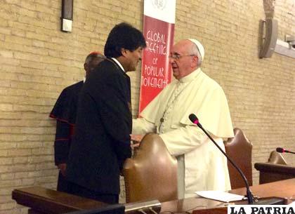 El Papa Francisco saluda al Presidente Evo Morales en el Encuentro Mundial de Movimientos Populares