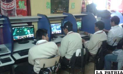 Escolares en centros de internet, jugando en vez de estar en sus unidades educativas