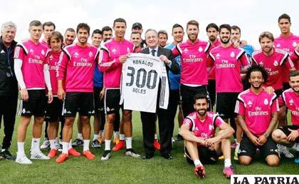 La plantilla de Real Madrid junto a Cristiano con la camiseta 