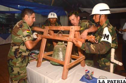 Militares bolivianos custodian la campana devuelta por Paraguay