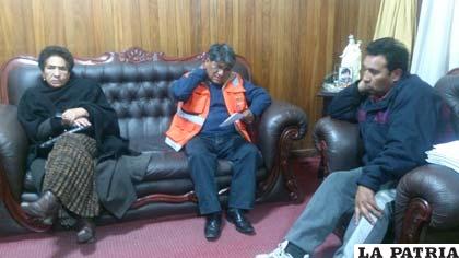 La representante de la Defensoría del pueblo, Clotilde Calancha, el alcalde Ramírez y el dirigente sindical Sebastián López, ayer por la madrugada 