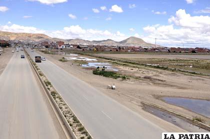 Una vista de la avenida 24 de Junio y el final de la pista (Sur) del aeropuerto