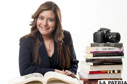 Carla Faviana Gonzales Gareca lista para su exposición de fotografía