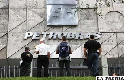 Corrupción en Petrobras, sumerge al gobierno de Rousseff en crisis profunda