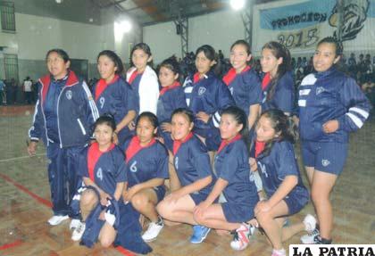 La selección de básquetbol del colegio Donato Vásquez que alcanzó el primer lugar
