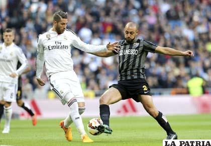 Sergio Ramos contiene la arremetida de Nordin Amrabat