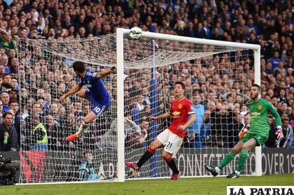 Hazard remata sin ángulo ante Herrera y De Gea