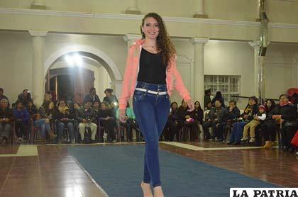 Gelwa Naghat Sama Abugoch Ismael brilló en el Oruro Moda