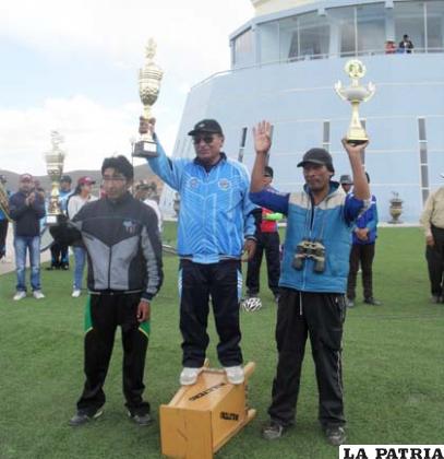 El podio a nivel general, Oruro primero, Poopó segundo y El Alto tercero