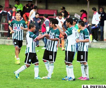 El festejo de los jugadores de Bermejo que vencieron en La Paz