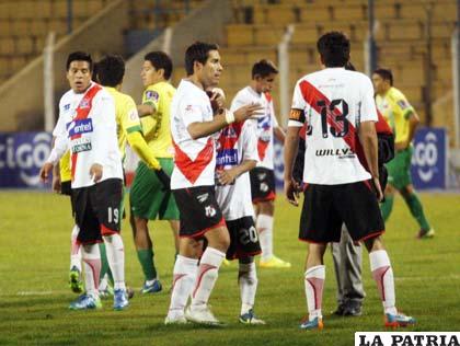 El festejo de los jugadores de Nacional Potosí por el triunfo ante Oriente Petrolero
