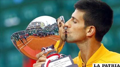 Novak Djokovic con el trofeo de campeón en Montecarlo