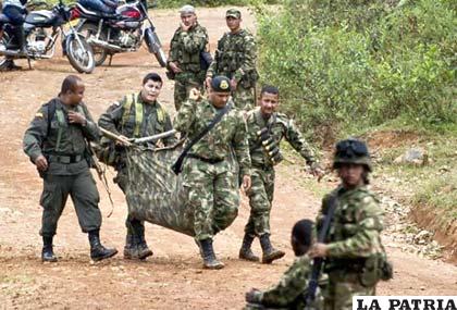 Soldados colombianos trasladan a militar muerto en ataque de las FARC