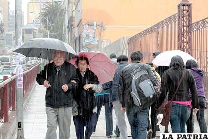 Torrencial lluvia azotó a La Paz y El Alto este lunes