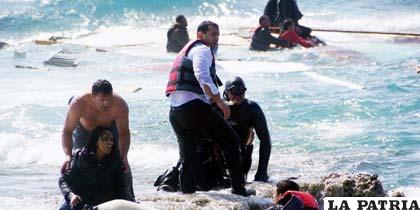 Sobrevivientes del naufragio son rescatados por miembros de la guardia costera italiana