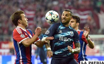 Götze del Bayern ante Quaresma del Porto durante el partido de la Liga de Campeones