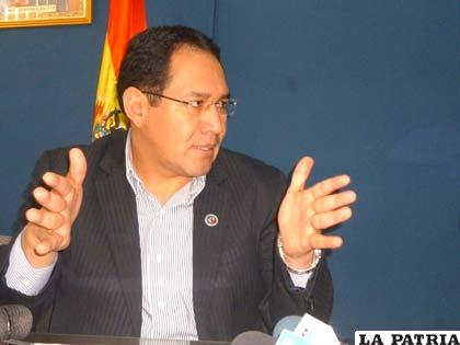 Fiscal Guerrero da dos versiones tras salida de Cardona del país