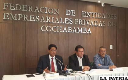 Mario Yaffar, presidente de la CNI (izq.) manifestó su optimismo por solución del conflicto de Manaco