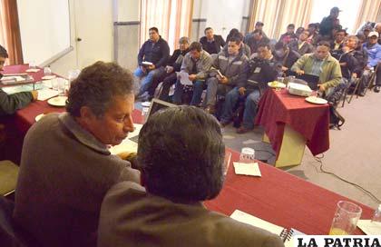 Ministro Navarro y mineros de Huanuni se reunieron en La Paz