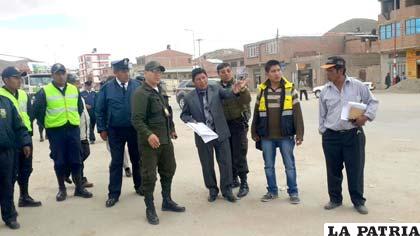 Autoridades municipales durante una inspección a la zona donde estará la feria “Oruro Moderno”