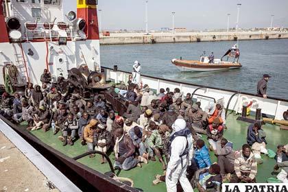 Un grupo de inmigrantes rescatados por la Guardia Costera italiana