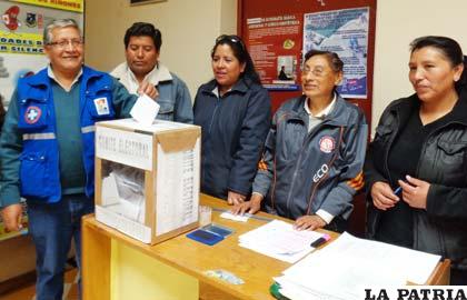 Momento en el que Ernesto Vásquez emite su voto