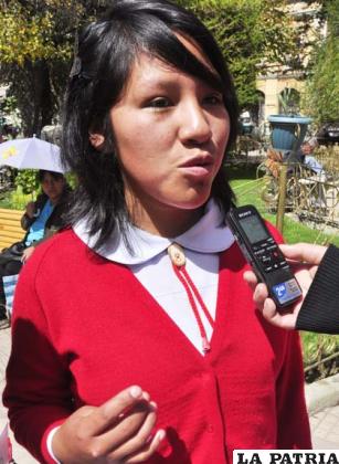 MARÍA JESÚS HUMÉREZ (LA KANTUTA 3) 
“Está bien que el desayuno nos sirvan en el colegio, porque hay niños que se duermen en los cursos, o se desmayan porque no toman nada en sus casas, por salir temprano a clases”.