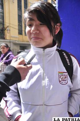 ESCARLEN PATRICIA MACHACA MAMANI 
(GENOVEVA GIMÉNEZ)“Nos hace falta algo caliente y algunos estudiantes no vienen desayunando, eso les va a ayudar a mantener con más fuerza, aunque la Alcaldía debía variar el pan”.