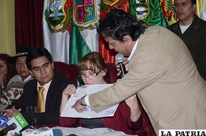 Vocales del  Tribunal Supremo Electoral en conferencia de prensa