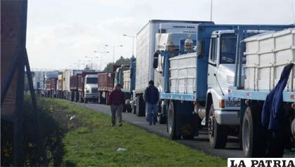 Camiones bloquean las principales carreteras del Brasil