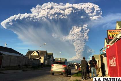 Habitantes de los alrededores observaron la columna de cenizas del volcán