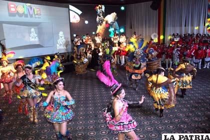 La morenada estuvo presente en la presentación del Dakar